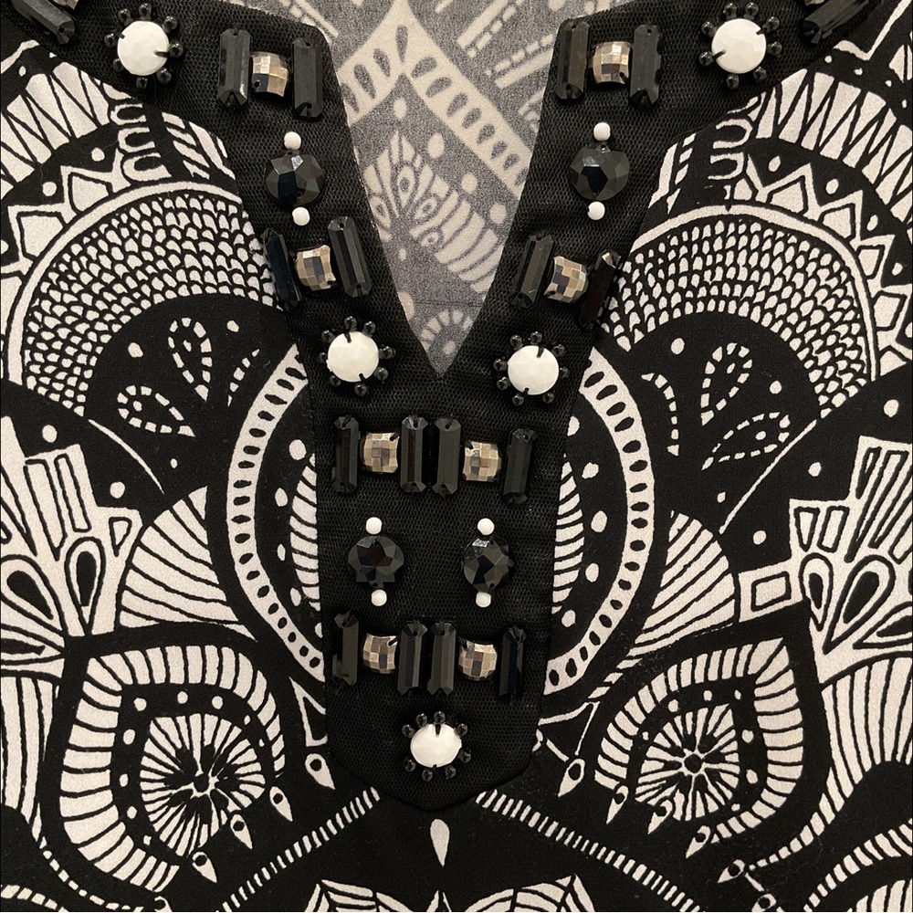🔴JM Collection Black and White Graphic Embellished Tunic🔴 - Picture 3 of 9